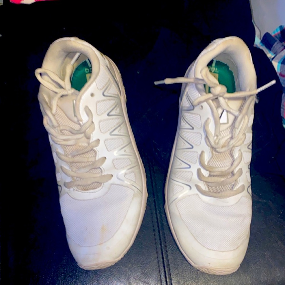 Cheer shoes